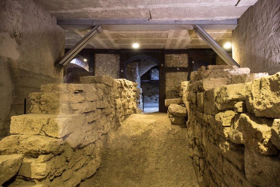 Perugia: Entry Ticket and Guided Tour of Perugia Underground - The 50-minute route: cloisters, stairs, and going 15 meters down