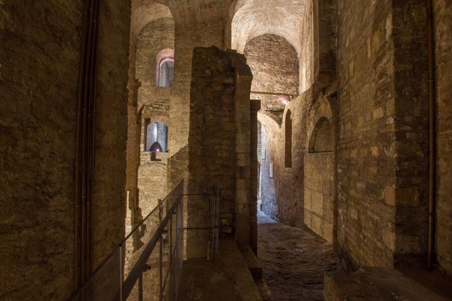 Perugia: Old Town Walking Tour, Piazza IV Novembre - Etruscan Threads and the Etruscan Arch Built in 3rd Century BC