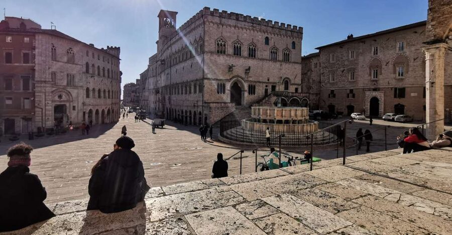 Perugia: Old Town Walking Tour, Piazza IV Novembre - Views From Perugia: Mount Subasio, Assisi, and Getting the Photo Right
