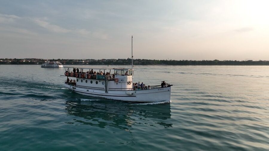 Peschiera: Half-Day Lake Garda Cruise with Lunch - Islands and landmarks are the show here, even without town stops