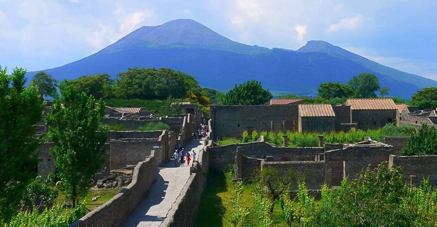 Pompeii and Vesuvius Full-Day Tour from Amalfi Coast - Getting to Pompeii and Vesuvius from the Amalfi Coast