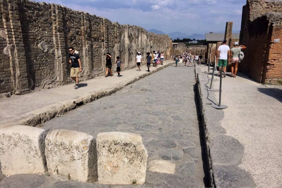 Pompeii: Guided Walking Tour with Entrance Ticket - Forum and everyday power, where Roman life made decisions