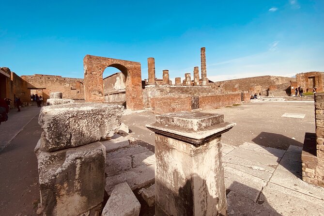 Pompeii Private Tour with an Archaeologist and Skip The Line - 3 hours - Market life, wool trade, laundry, and quick meals