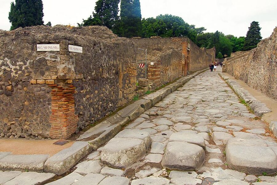 Pompeii: Skip-the-Line Guided Tour with Expert Archaeologist - Brothel Details and City Walls With Naples Views