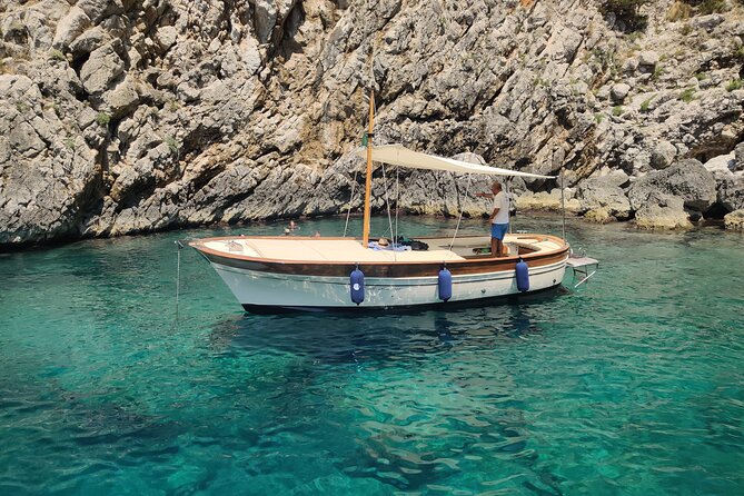Private tour in a typical Capri boat - Swimming time and cave time, how to make it easy