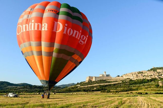 Professional hot air balloon rides at Assisi, Trasimeno in Umbria - What happens before you lift off at Cantina Dionigi