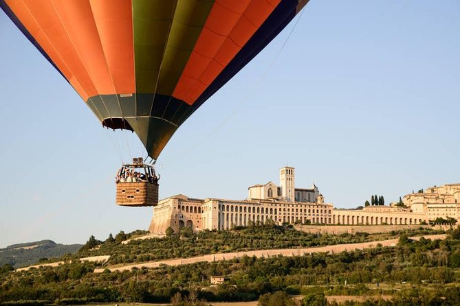 Professional hot air balloon rides at Assisi, Trasimeno in Umbria - The 6:30 am schedule that makes the experience work