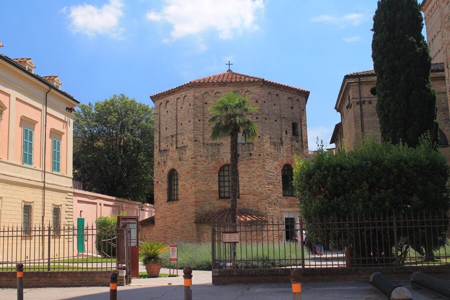 Ravenna: UNESCO Monuments and Mosaics Guided Tour - Picking Essential vs Complete, and what you gain in real time