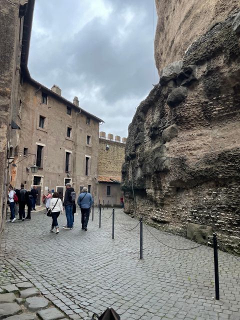 Rome: Castel Sant’Angelo Skip-the-Line Ticket & Audio Guide - Hadrian’s tomb story and the Archangel Michael legend