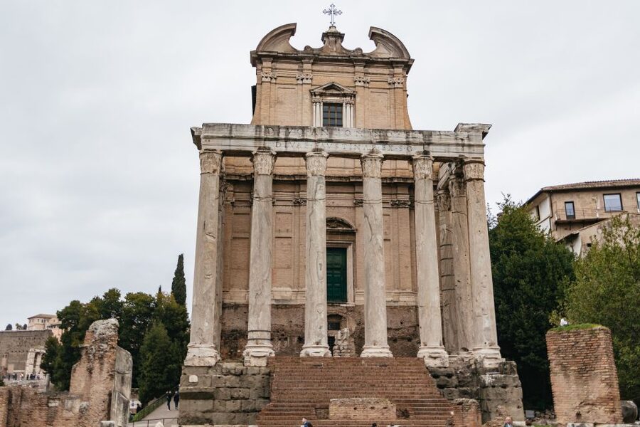 Rome: Colosseum, Palatine Hill & Roman Forum Guided Tour - Entering the Colosseum: Roman numerals and the arena story