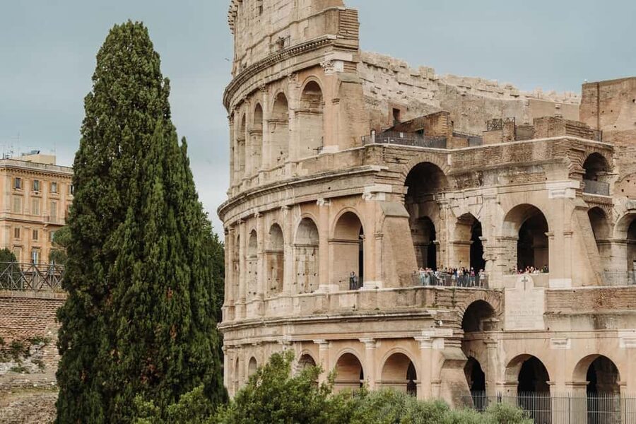 Rome: Colosseum, Roman Forum & Palatine Hill Guided Tour - Guides you might get, and what their style adds