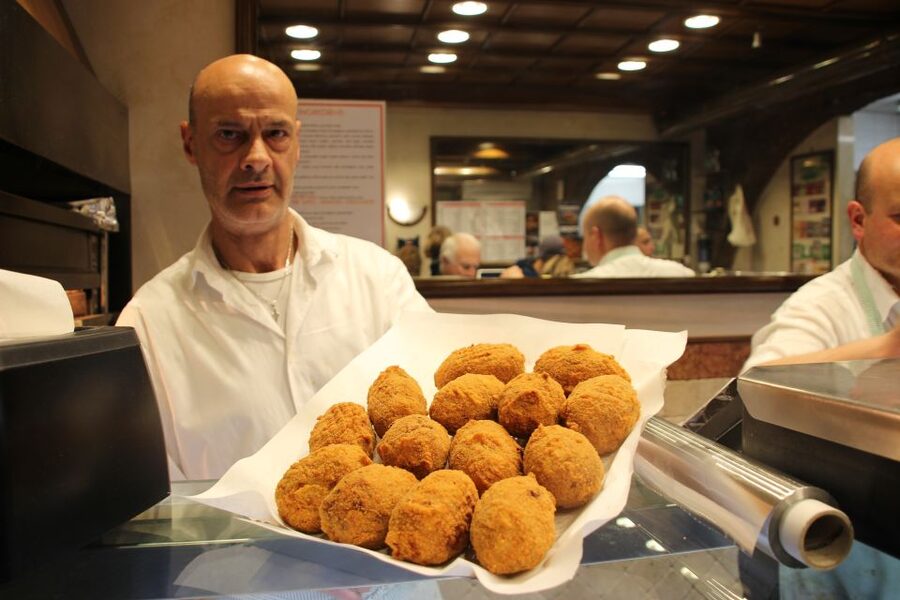 Rome: Food Tour and Wine Tasting in a Traditional Trattoria - Stop 1 at Dar Filettaro: baccalà fritto and wine that makes sense