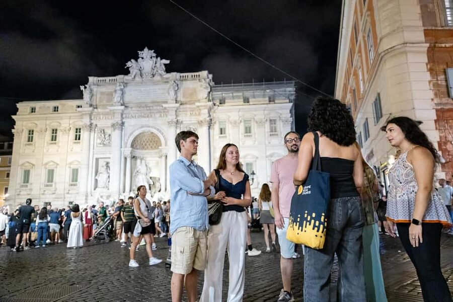Rome: Moonlight Walking Tour – Free for Kids - Piazza Navona: fountains and night-time drama