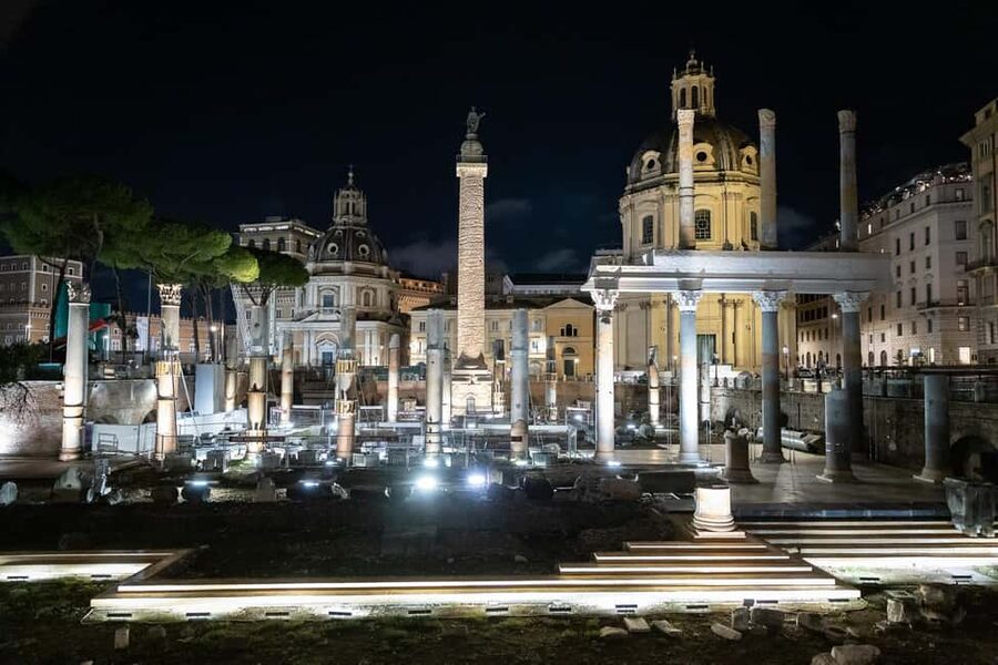 Rome: Moonlight Walking Tour – Free for Kids - Trevi Fountain: coin toss legend and a long photo moment