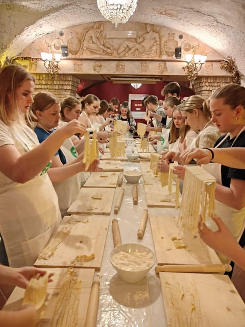 Rome: Pasta & Tiramisu Cooking Class near the Spanish Steps - Where you start in Rome: the Trattoria Amici meeting point