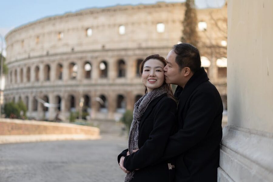 Rome: Personalized Photoshoot outside the Colosseum - The photographer’s job: turning strangers into a photo team