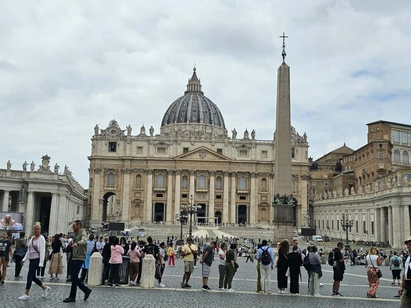 Rome: St. Peter's Basilica & Papal Tombs Tour with Dome - Down below: the Papal Grottoes and tombs beneath the Basilica