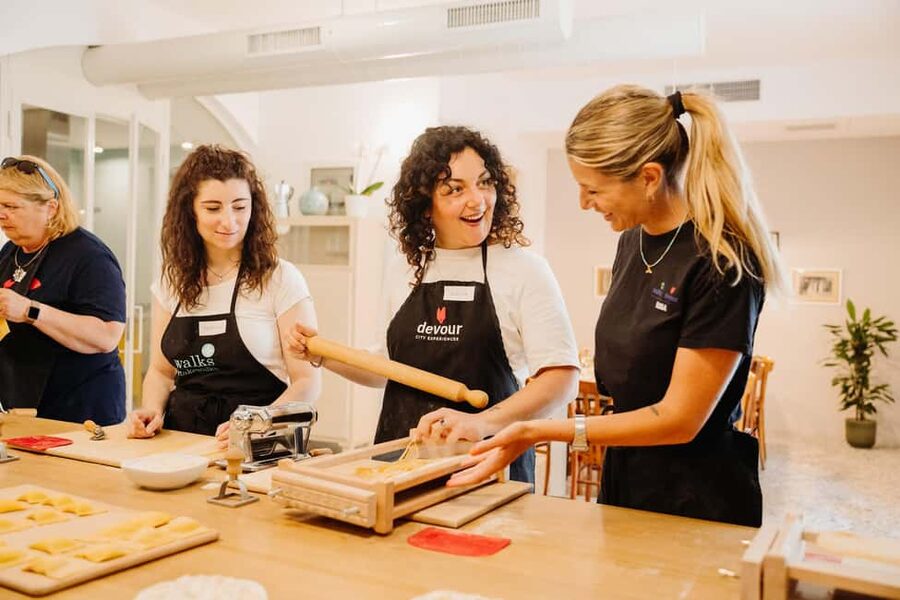 Rome: Traditional Pasta Making Class with Wine & Gelato - Meeting Point in Rome, What to Do Before You Start Cooking