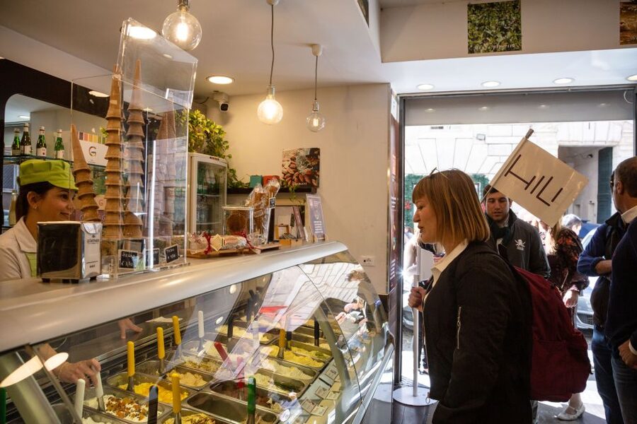 Rome: Trastevere & Campo de Fiori Street Food Walking Tour - The guides are the difference maker (and you can feel it in how they talk)