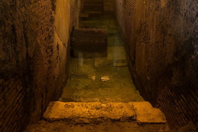 Rome: Trevi Fountain District and Underground Domus Guided Tour - Coming Up for Air: Trevi Fountain Without Making It Your Whole Day