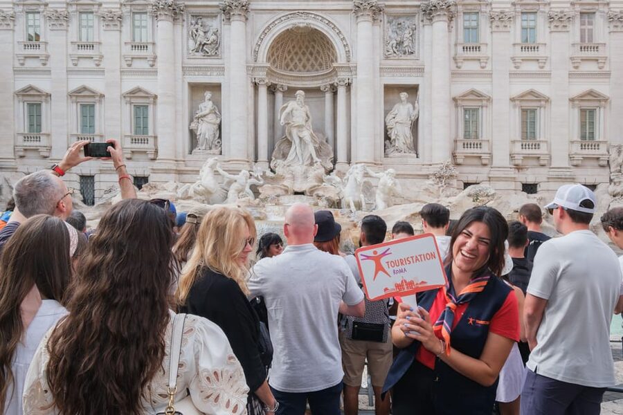 Rome: Trevi Fountain District Underground Domus Guided Tour - Finding the meeting point at Vicolo del Puttarello, 25