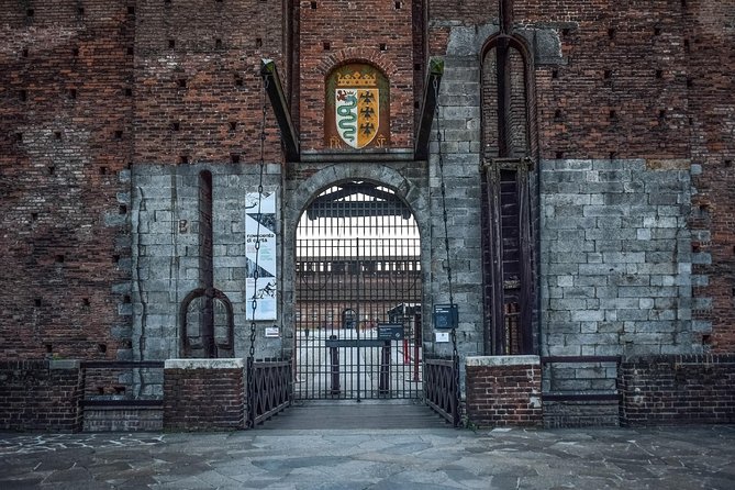 Sforza Castle and Michelangelo's Pietà Rondanini guided experience - Group tour versus private upgrade: choosing your style