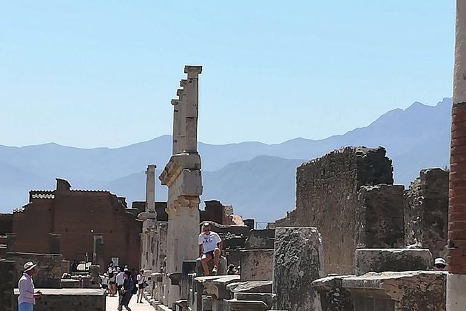 Sharing Tour of Pompeii - Stop 1: A Roman temple preserved and recovered from the eruption
