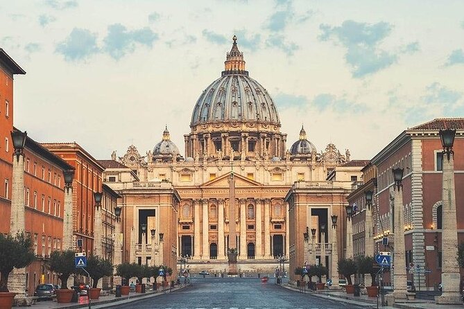 Skip-the-Line Ticket with Host - Vatican Museums & Sistine Chapel - Finding the host at Viale Vaticano, 100, the make-or-break step