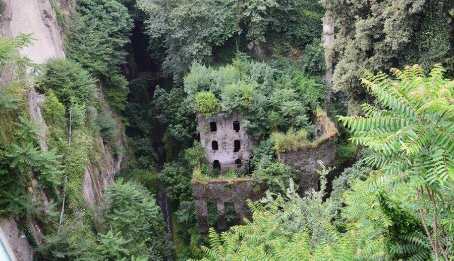 Sorrento: Guided Walking Tour & Limoncello Tasting - Sorrento Inlay Craft: How a Local Art Becomes a City Signature