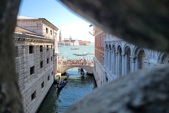 St Mark's, Doge's Palace, with Murano and Burano & Gondola Ride - The gondola ride: 30 minutes of water views, with realistic expectations