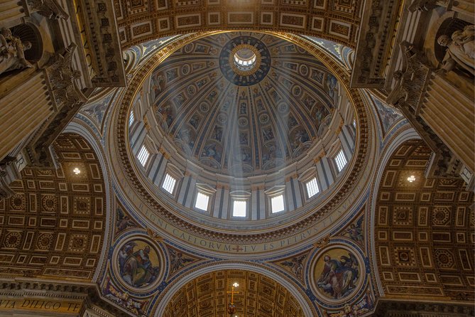 St. Peter's Basilica Guided Tour with Reserved Entrance - Guides and headsets in a crowd: the real quality marker