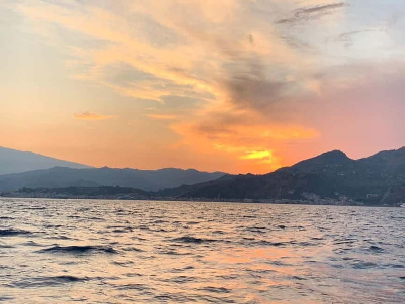 Sunset tour in search of dolphins with aperitif - Practical tips for photos, comfort, and a smoother ride