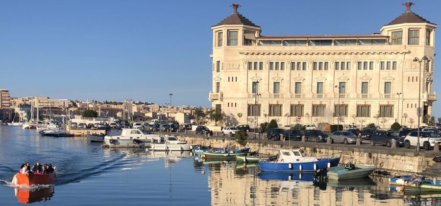 Syracuse: Boat Trip of Ortigia Island and Sea Caves - Starting at Pizzeria K7, then straight to Umberto I Bridge