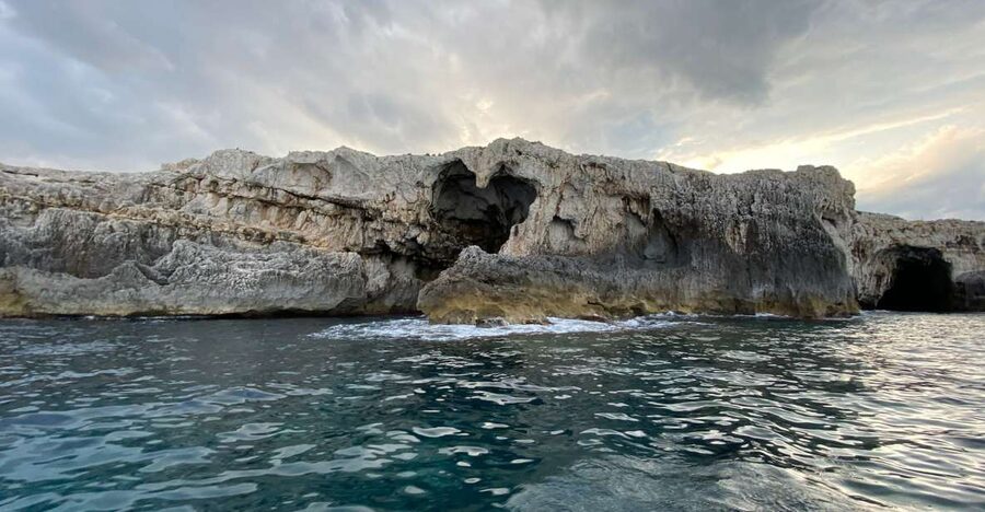 Syracuse: Boat Trip of Ortigia Island and Sea Caves - Cruising the coast for naturally formed sea caves