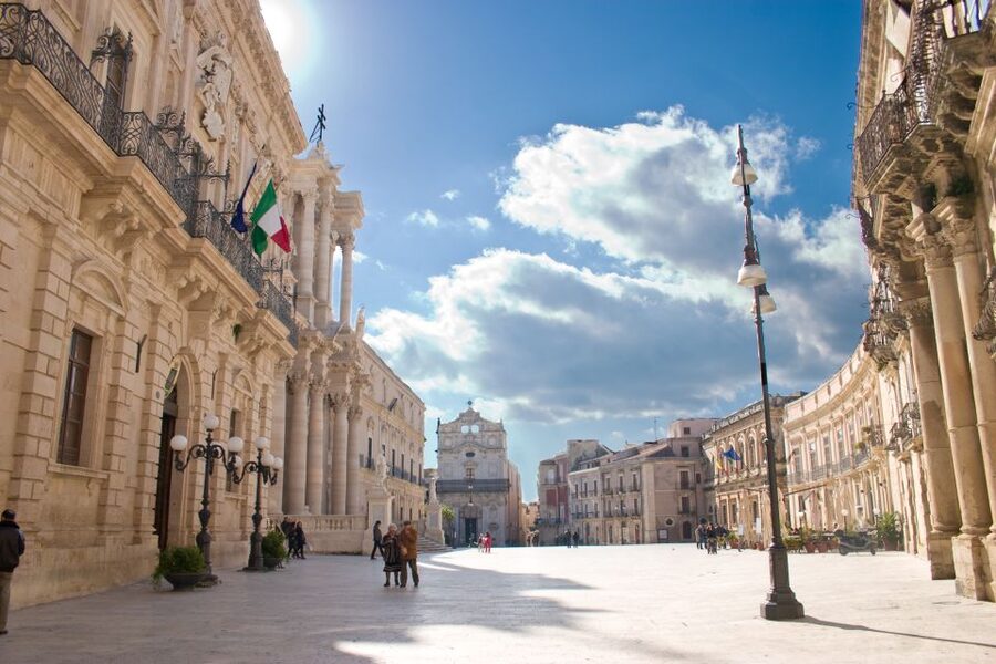 Syracuse: Ortigia Private Walking Tour - Arethusa Fountain: myth, papyrus, and the sea right there