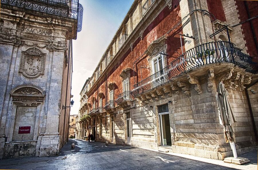 Syracuse: Ortigia Private Walking Tour - Jewish Quarter and Via Maestranza: where the city feels social