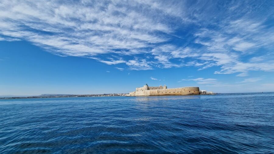 Syracuse: Pillirina, Ortigia, and Sea Caves Tour by Boat - Onboard Comfort: Shade, Music, and Captains Who Keep It Moving