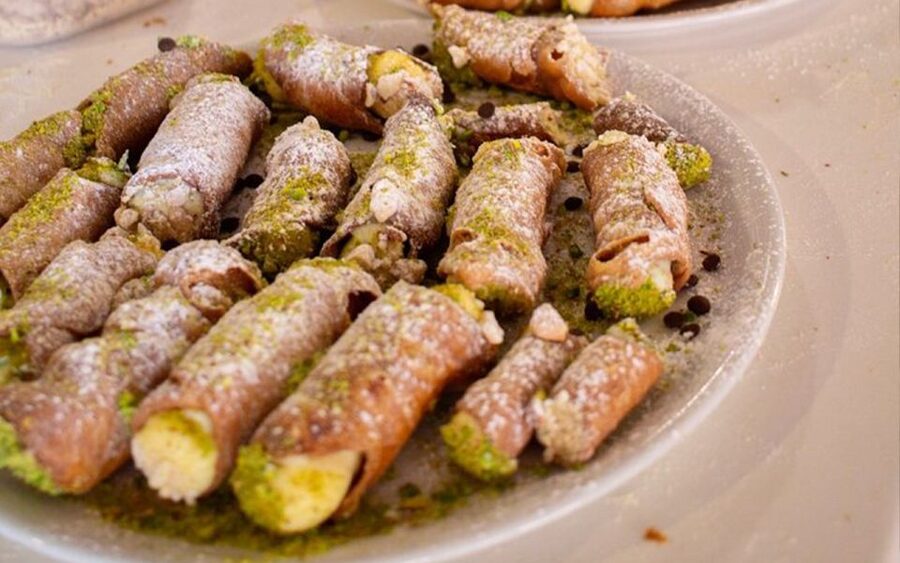 Taormina: Cannolo Cooking Class with Completion Certificate - Who should take this cannoli class