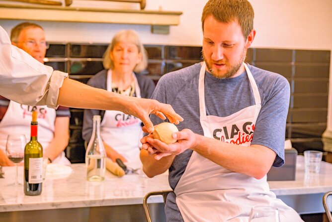 The Italian Way: Pizza and Gelato Class with Unlimited Wine - Topping and saucing: small rules that make a big difference