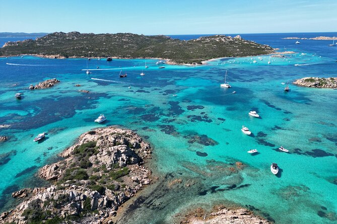 Tour of the Archipelago of La Maddalena ecofriendly - The boat experience: comfort, shade, and app narration