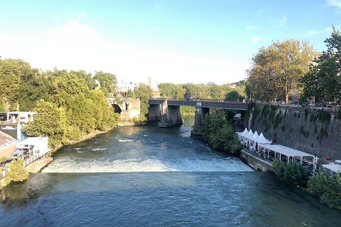 Trastevere Like a Local Food Tour with 7+ Food Tastings & Wines - Vicolo del Moro: where the bakery scent does the storytelling