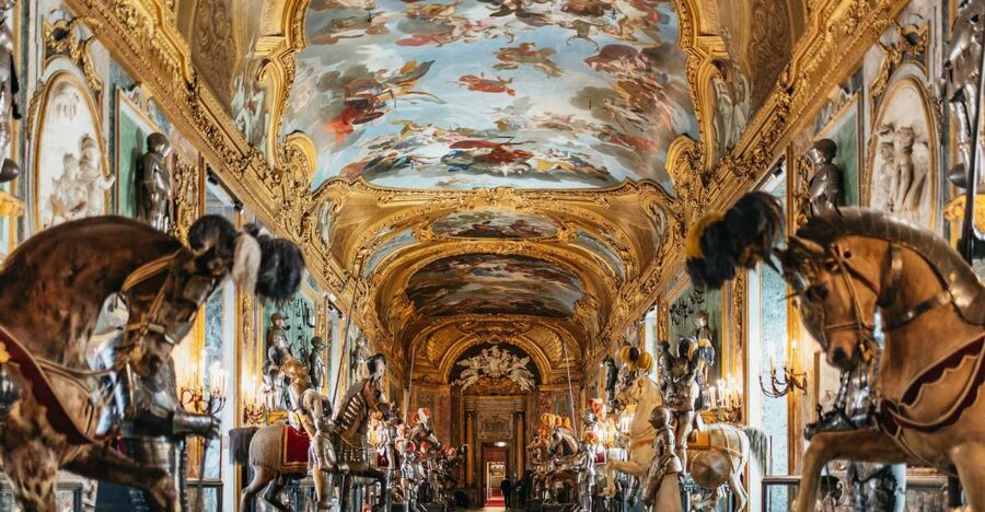 Turin: Royal Palace Entry Ticket and Guided Tour - Meeting the guide at the palace entrance, timing matters
