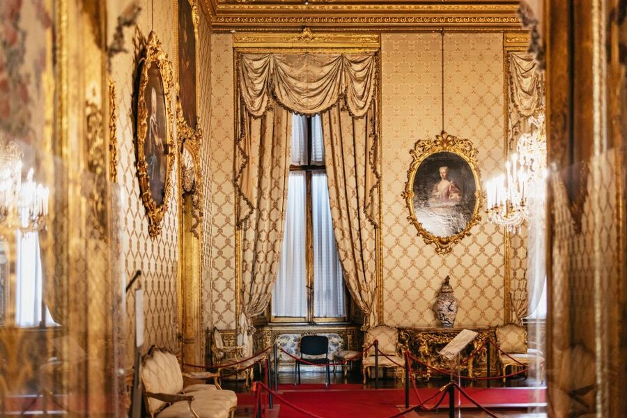 Turin: Royal Palace Entry Ticket and Guided Tour - Mirror Room and Ballroom, where the photos stop and the meaning starts