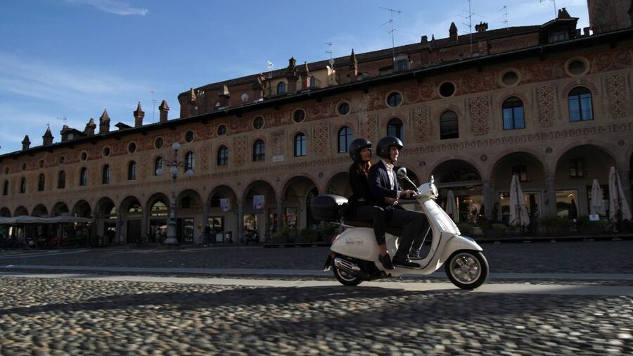 Tuscany by Vespa Full-Day Tour to Chianti Wine Region - The 17th-century villa lunch: the part that feels like Tuscany