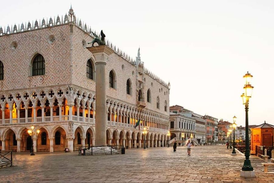 Venetian Lagoon Tour: Visit Murano, Burano and Torcello - Murano: Watching a Master Glassblower at Work