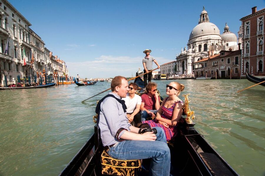 Venetian Private Sandolo tour - Sandolo vs gondola, why the flat-bottom ride feels different