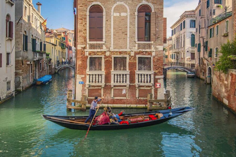 Venetian Private Sandolo tour - A 30 or 60 minute canal cruise through Venice at water level