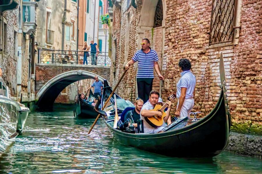 Venice: 30-Minute Gondola Ride on Grand Canal with Serenade - Best Time to Go: Sunset Helps the Whole Package
