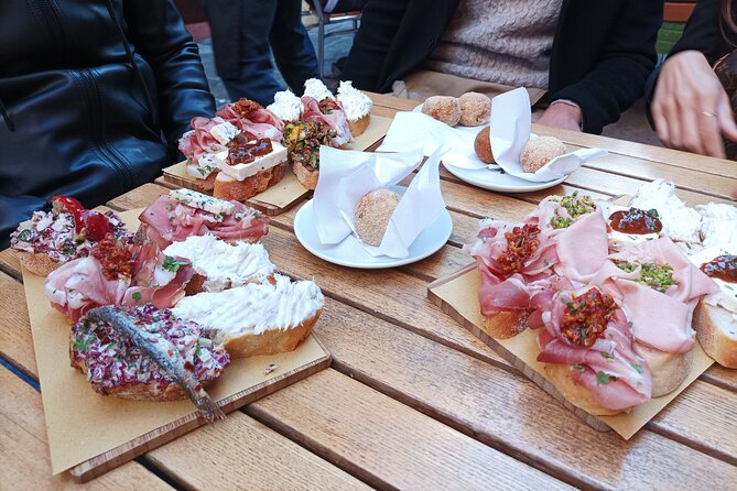 Venice Bacaro Food Tour: Eat and Drink like a Venetian - Salizada del Pistor: bar bites with seasonal ingredients