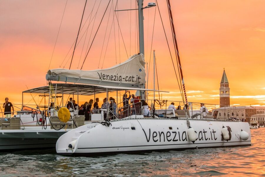 Venice: Catamaran Sunset Jazz Cruise with Aperitivo - Getting to the boat: Riva dei Sette Martiri and the red sails